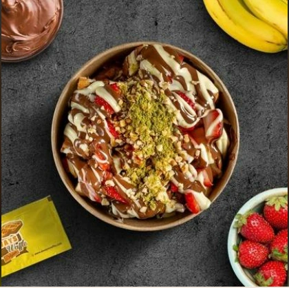 Meyve ve soslarla hazırlanmış bowl