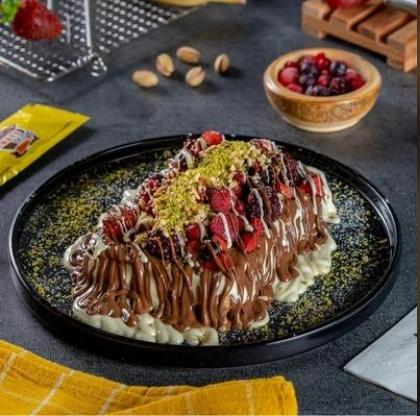 Bol soslu, çilekli ve fıstıklı waffle